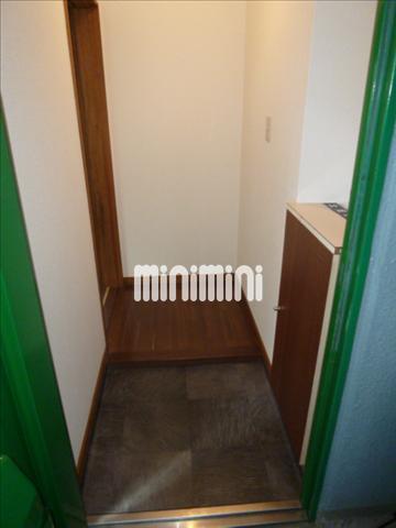 玄関　下駄箱完備の玄関です。