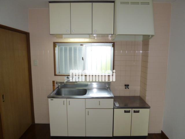 キッチン　上下に収納があるキッチンです。