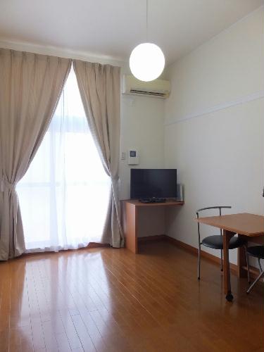 居室・リビング　家具家電設置済みのお部屋です。