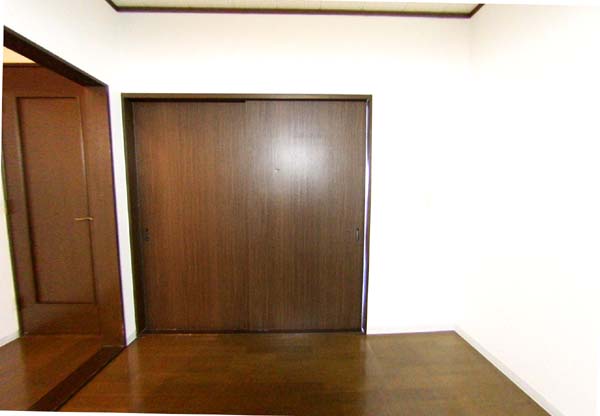 居室・リビング　落ち着いた色調の洋室です