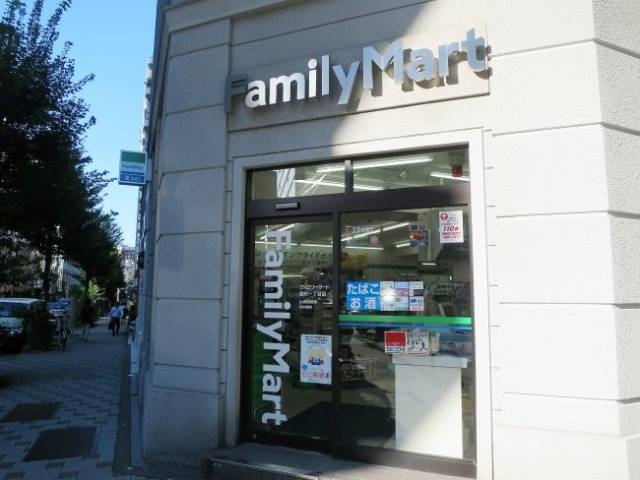 コンビニ　ファミリーマート麹町一丁目店（コンビニ）まで3m