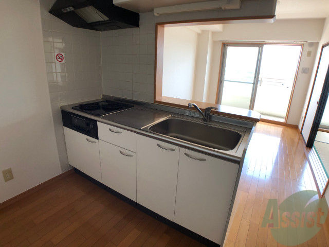 キッチン　キッチンはシックなデザインでした。洗い場も大きいですね。