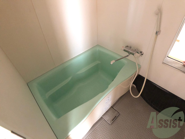 バス・シャワールーム　バスルームはこちらです。広々としてゆったり休めます。