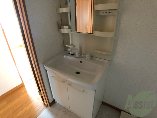 洗面設備　洗面台。朝の身支度はここでばっちり決めましょう。