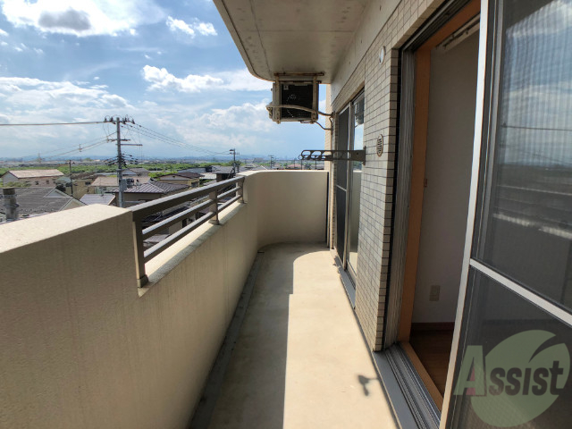 バルコニー　バルコニー。洗濯物がはかどりそうな広さがありますよ。