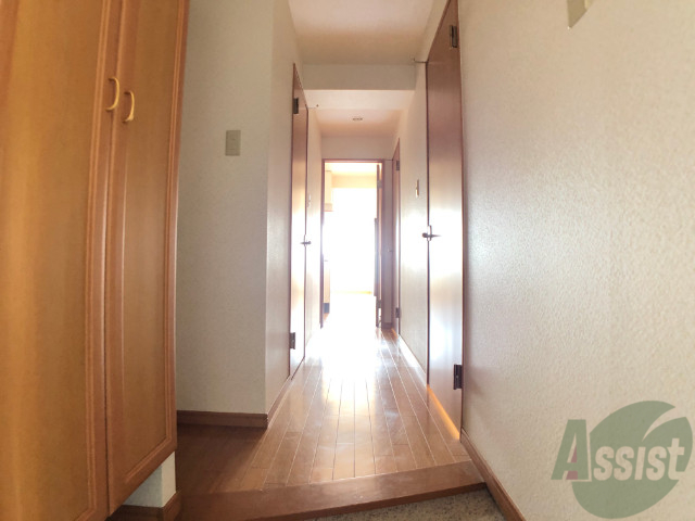 玄関　玄関の様子です。明るい印象ですね。気分もあがりそう。