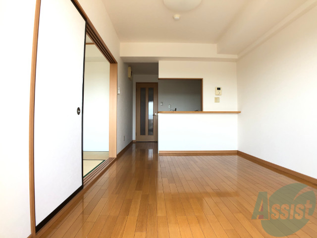 居室・リビング　９．７帖のダイニングキッチン。ご飯を食べるお部屋ですね。