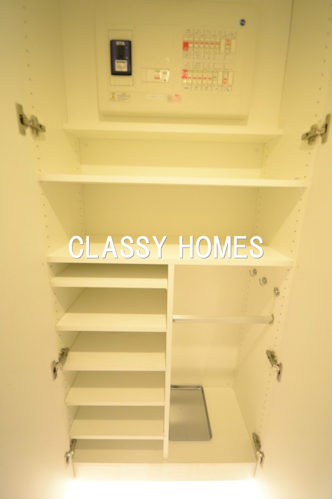 玄関　2011年竣工　パークアクシス御成門：玄関収納