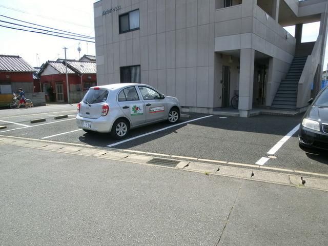 エントランス　敷地内駐車場