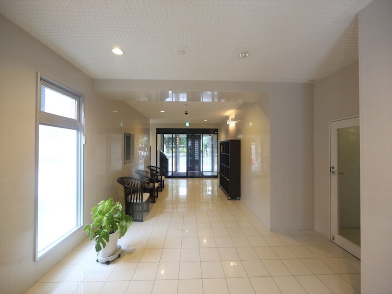 エントランス　エントランス　オートロック　宅配ＢＯＸ　防犯カメラ