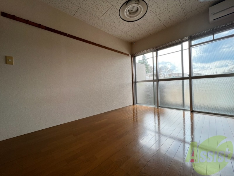 居室・リビング　リビングは陽当たり良好なので昼間は明るいです。