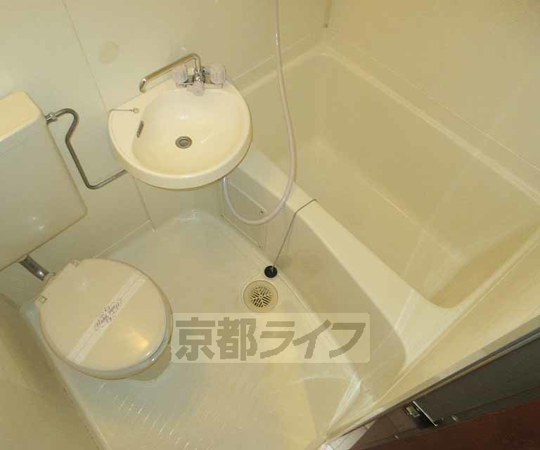 バス・シャワールーム　トイレと洗面台が一緒になったバスルームです！