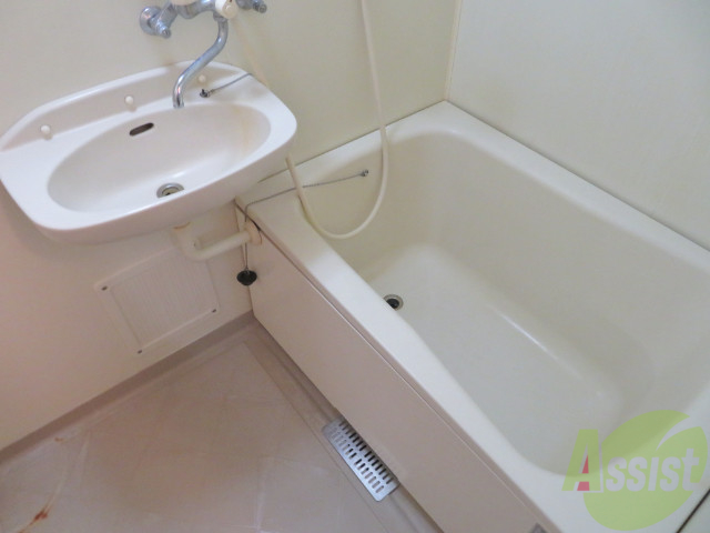 バス・シャワールーム　バスルームはこちらです。広々としてゆったり休めます。