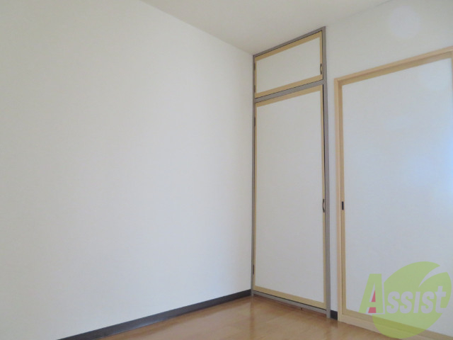 居室・リビング　白さが清潔感を出してくれます。お部屋も明るいですね。