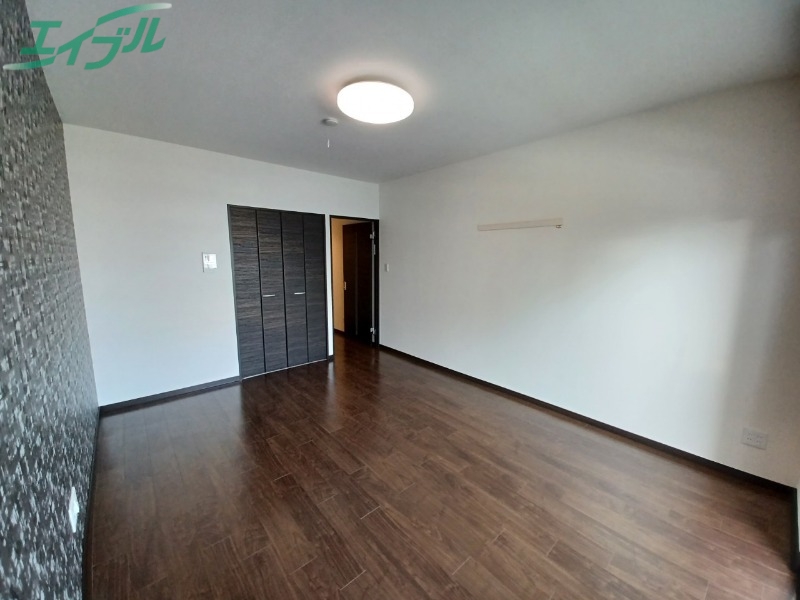 居室・リビング　別部屋反転参考写真です。