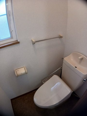 トイレ　落ち着いた色調のトイレです