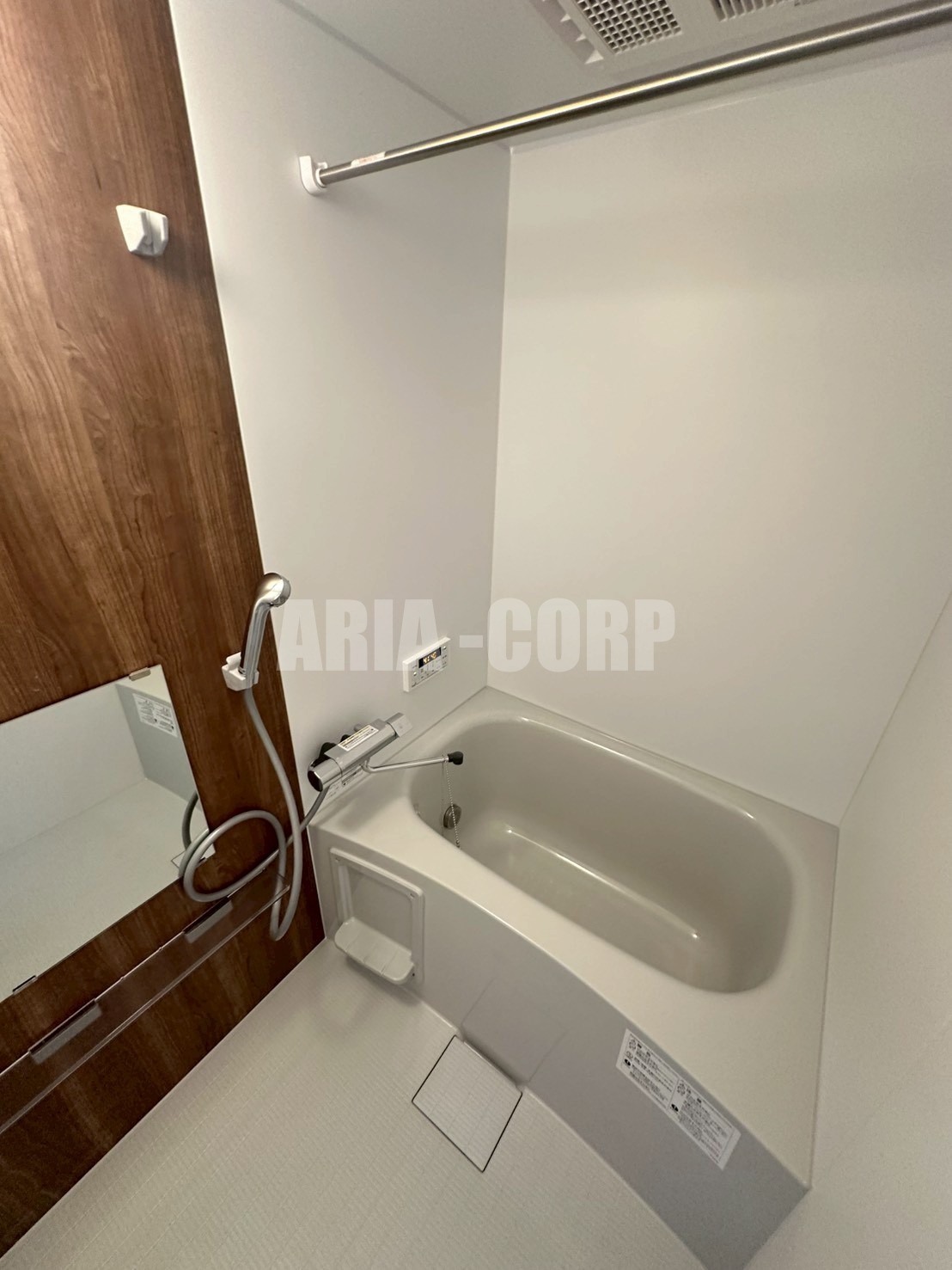 バス・シャワールーム　追焚き浴室乾燥付。カラーパネル採用でお洒落なバスルームです。