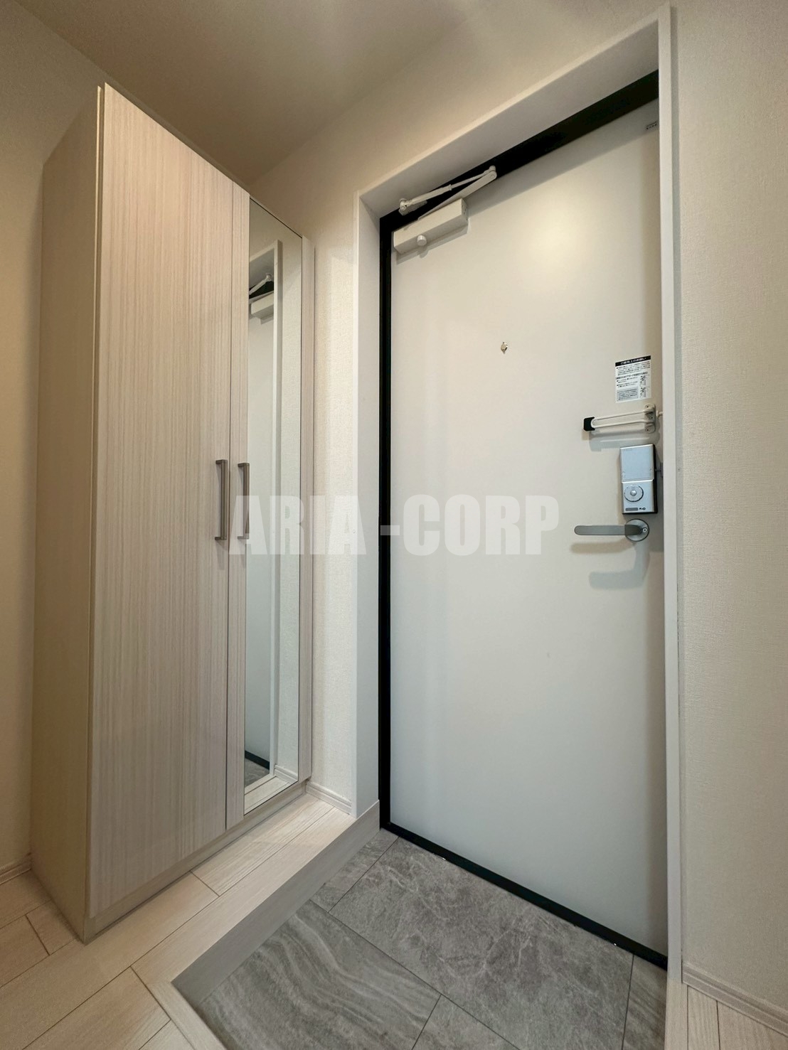 玄関　姿見付の縦型シューズBOXです♪