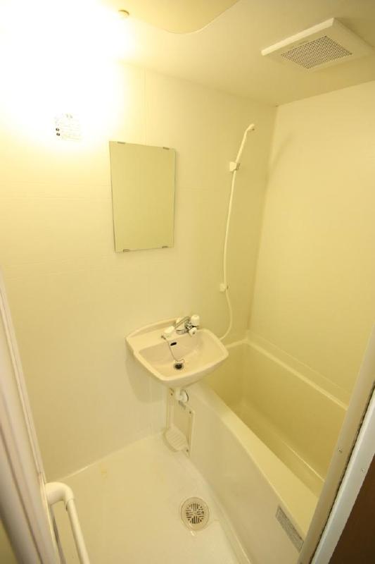 バス・シャワールーム　コンパクトで使いやすいお風呂です