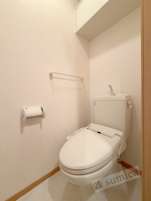 トイレ　人気アイテムの温水洗浄便座。清潔感のあるトイレです。