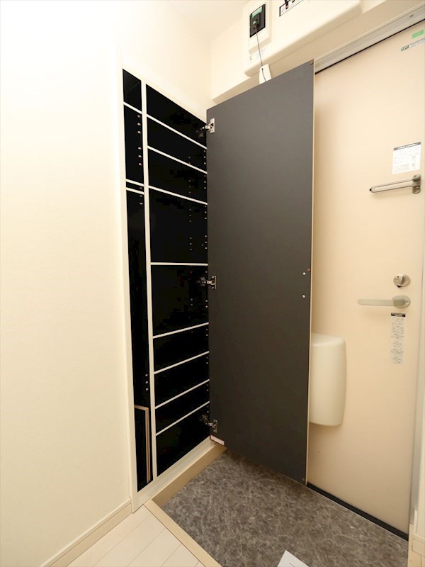 玄関　玄関　シューズボックス付（収納充実してます）