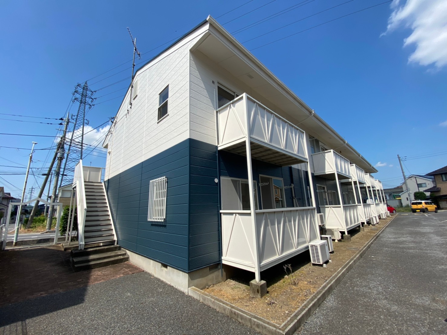 建物外観　嬉しい！2色の外観！爽やかな色使い！鉄骨造！ルンルン♪