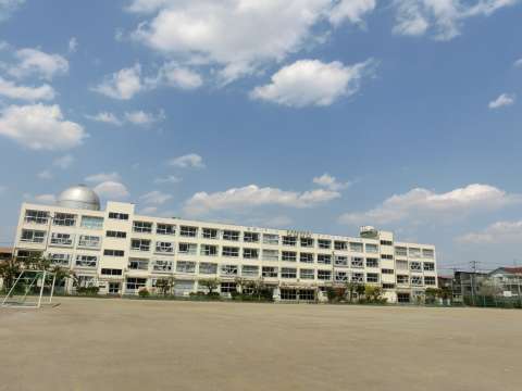 中学校　世田谷区立弦巻中学校（中学校）まで279m