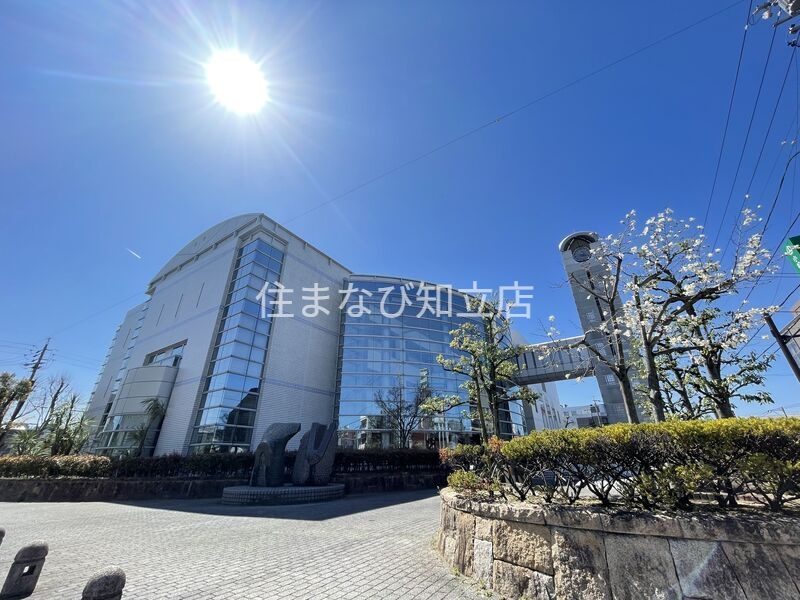 図書館　刈谷市中央図書館（図書館）まで817m