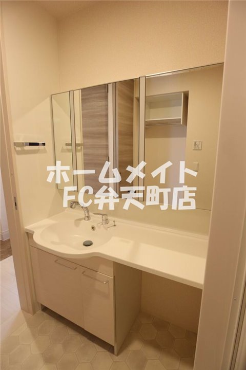 洗面設備　明るい洗面所です