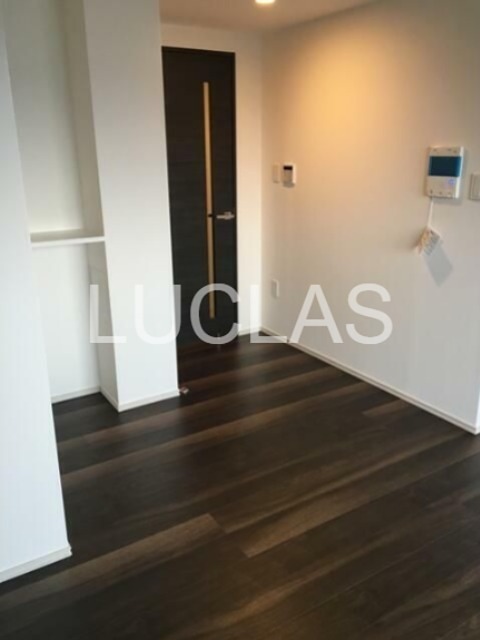 居室・リビング　落ち着いた色味の床材がくつろぎ空間を演出♪