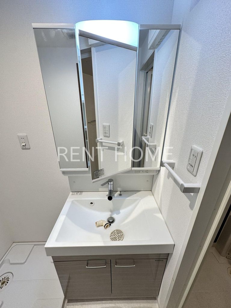 洗面設備　シャンプードレッサーの独立洗面台です。