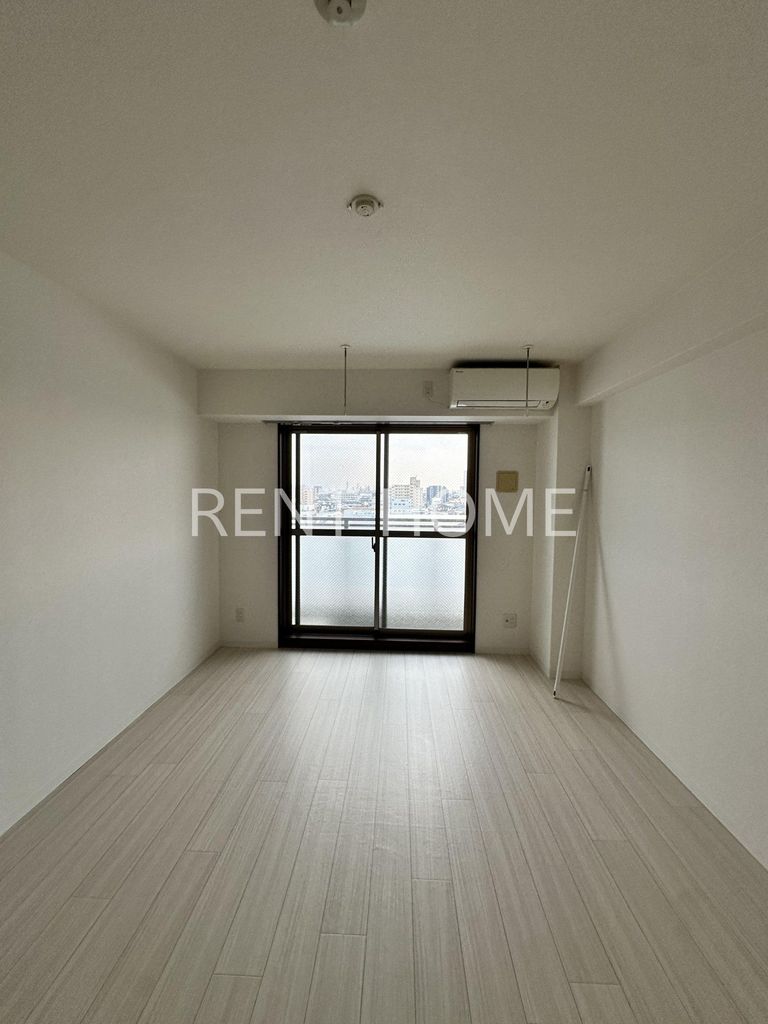 居室・リビング　明るい洋室8.2帖と広めです。