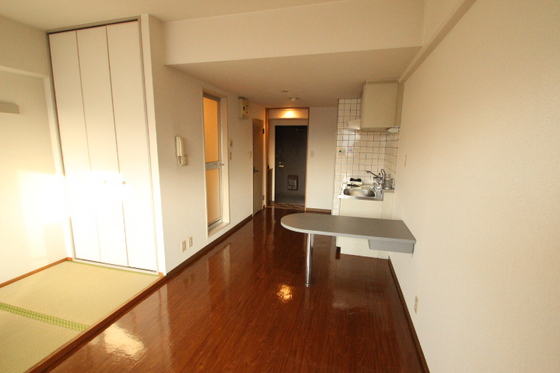 居室・リビング　※他号室の写真です。