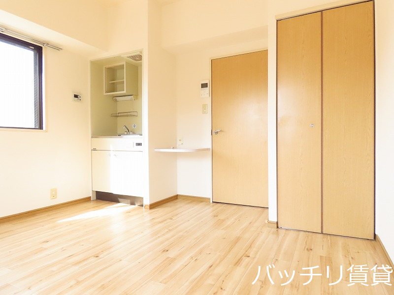 居室・リビング　画像は別号室の為、現状優先になります。