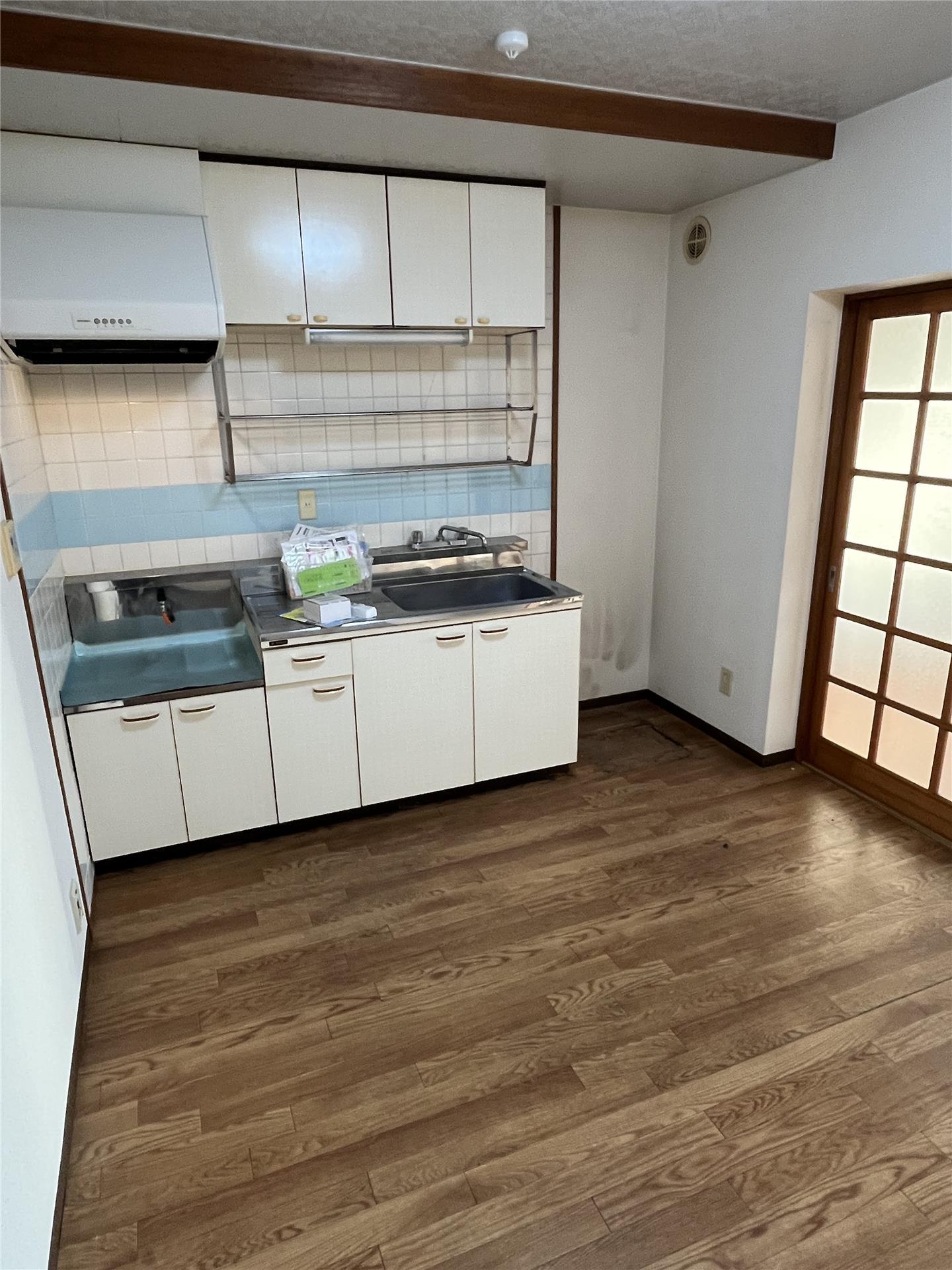 居室・リビング　ダイニングスペースです。クリーニング前の写真です。