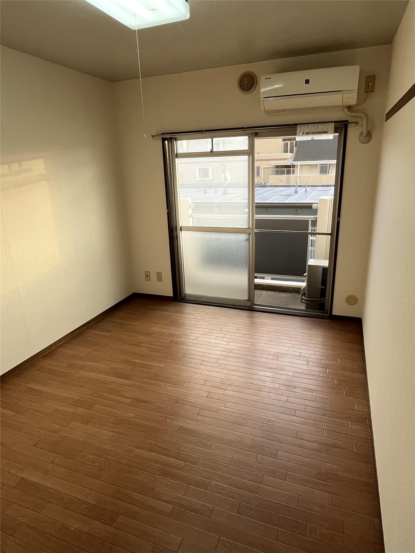 その他部屋・スペース　南側洋室にはエアコン完備。