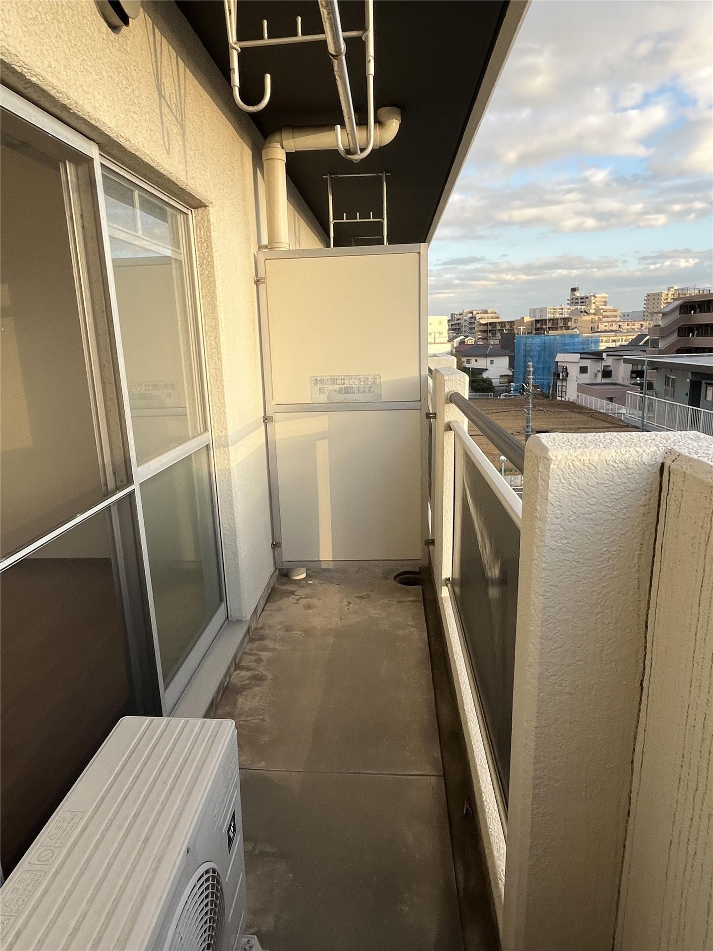 バルコニー　日当たりの良いバルコニー