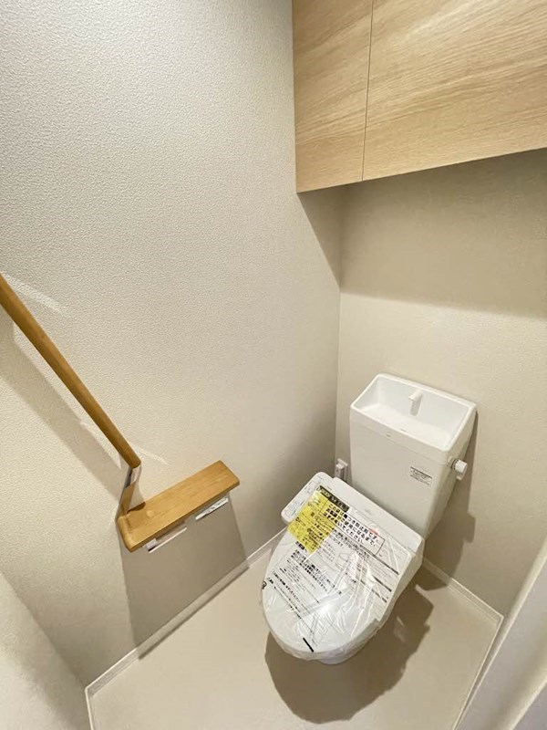 トイレ　戸棚付きで収納力◎温水洗浄暖房便座トイレです