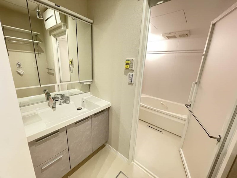 洗面設備　広々としたシンクの洗面化粧台です！