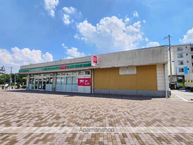 コンビニ　ローソンストア１００（コンビニ）まで569m