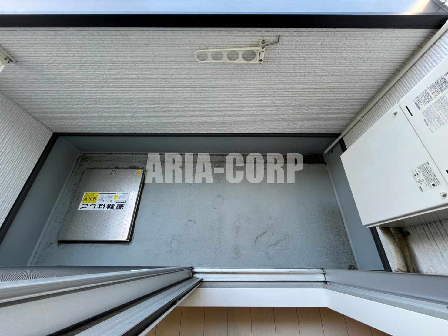 バルコニー　バルコニー、バスルーム、室内物干し機の3か所で洗濯干しが可能