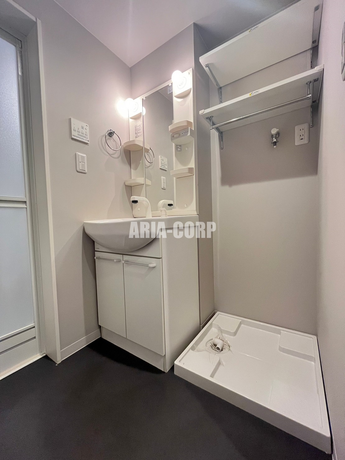 洗面設備　シャンプードレッサー付きの独立洗面台！収納豊富な洗面所♪