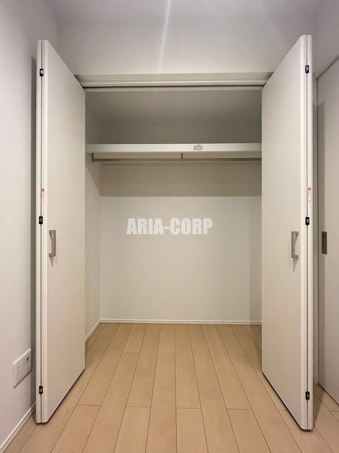 収納　クローゼット、上部にも棚付きでございます♪