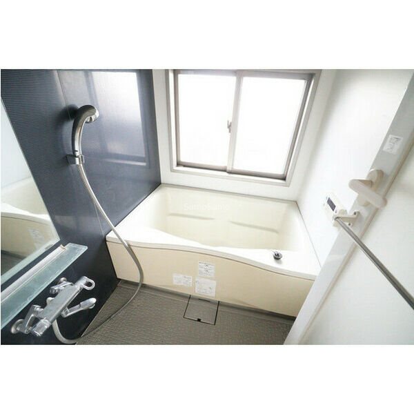 バス・シャワールーム　落ち着いた空間のお風呂です