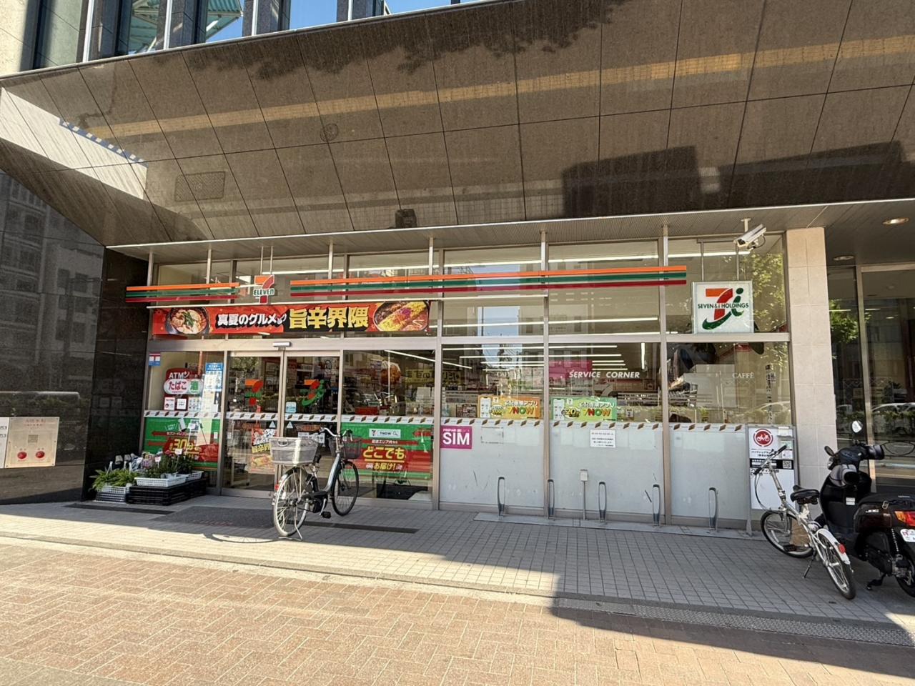 コンビニ　セブンイレブン四谷3丁目店（コンビニ）まで24m