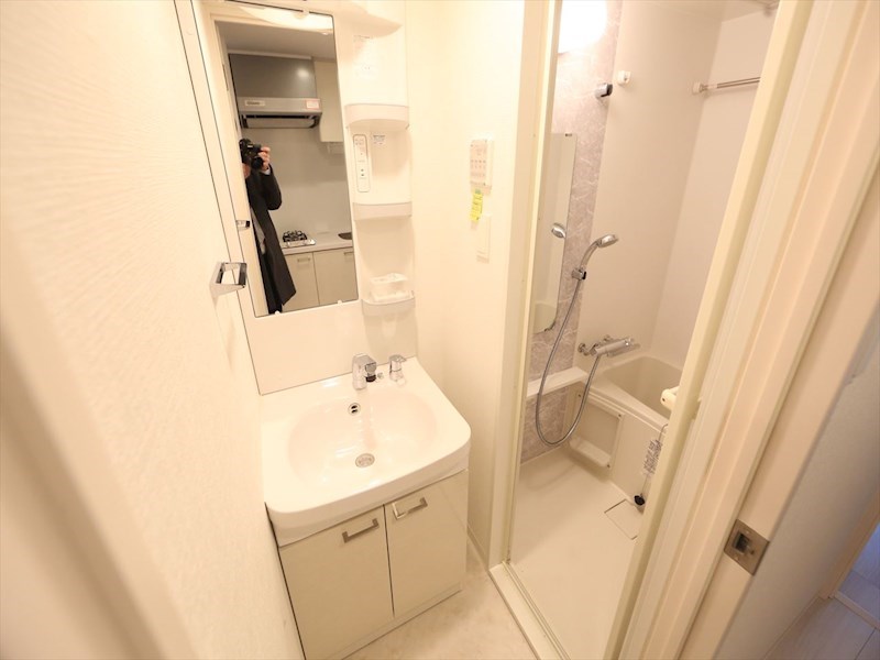 洗面設備　脱衣所　独立洗面台（シャンプードレッサー付）収納スペース有