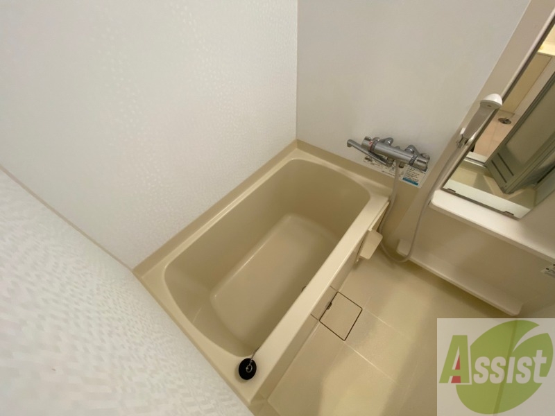 バス・シャワールーム　バスルームは狭すぎず、シャワーも浴びやすそうです。