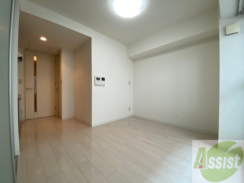 居室・リビング　白さが清潔感を出してくれます。お部屋も明るいですね。