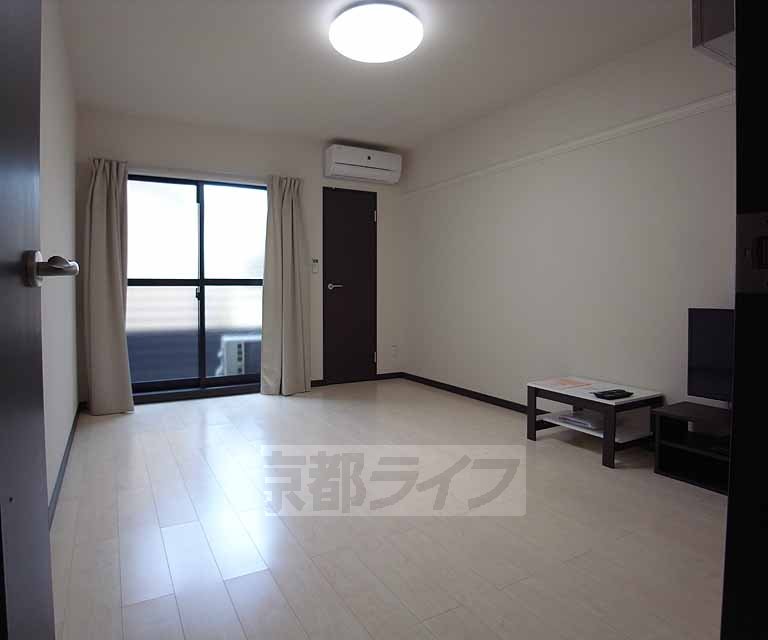 居室・リビング　家具、家電付きのお部屋です。