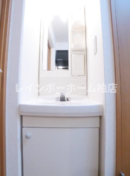 洗面設備　明るい洗面所です